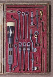 Set med tandvårdsinstrument, tidigt 1800-tal (metall & elfenben)
